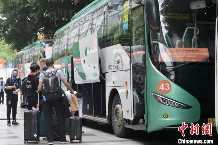 据了解，没有人向主教练明确表达过担忧，而主帅认为他的队员们完全投入其中，并理解曼联想要持续获得成功，就需要做出牺牲。